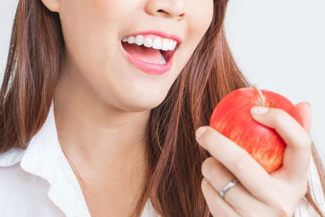 แอปเปิ้ลเขียว  ให้พลังงานราว 59 แคลอรี แอปเปิ้ลแดง 1 ให้พลังงานราว 64 แคลอรี กินแอปเปิ้ลวันละผล ประโยชน์  “ราชาแห่งผลไม้ลดน้ำหนัก” ผลไม้ที่ดี Remove term: แอปเปิ้ล แอปเปิ้ลRemove term: แอปเปิ้ลเขียว แอปเปิ้ลเขียวRemove term: แอปเปิ้ลแดง แอปเปิ้ลแดงRemove term: แอปเปิ้ลทำให้อิ่มนานขึ้น แอปเปิ้ลทำให้อิ่มนานขึ้นRemove term: ประโยชน์ของแอปเปิ้ล ประโยชน์ของแอปเปิ้ลRemove term: แอปเปิ้ลสามารถลดอาการข้ออักเสบ แอปเปิ้ลสามารถลดอาการข้ออักเสบ beauty Blog